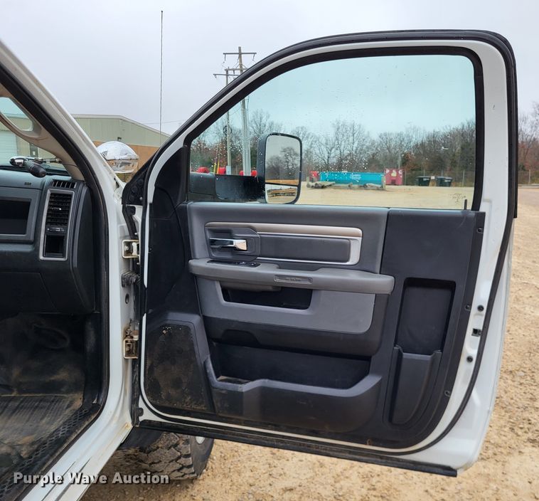 image for item LR9136 2015 Dodge Ram 5500HD  bucket truck