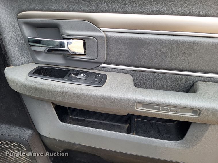 image for item LR9136 2015 Dodge Ram 5500HD  bucket truck