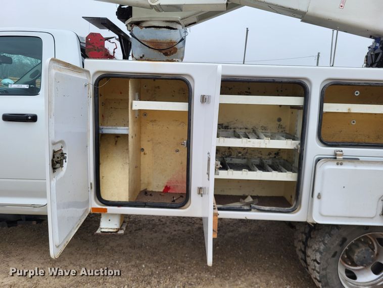 image for item LR9136 2015 Dodge Ram 5500HD  bucket truck