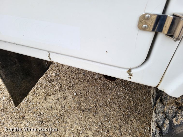 image for item LR9136 2015 Dodge Ram 5500HD  bucket truck