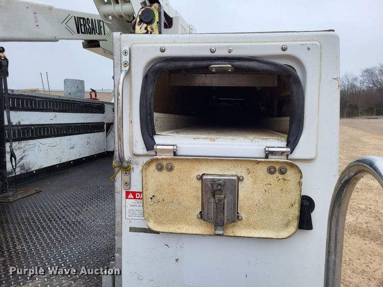 image for item LR9136 2015 Dodge Ram 5500HD  bucket truck