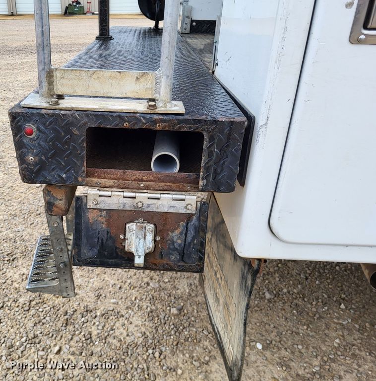 image for item LR9136 2015 Dodge Ram 5500HD  bucket truck