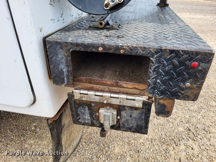 image for item LR9136 2015 Dodge Ram 5500HD  bucket truck