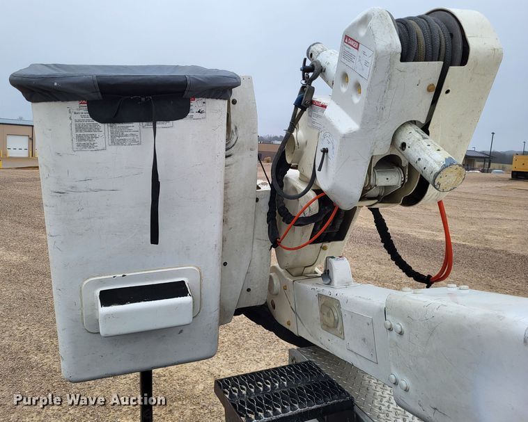 image for item LR9136 2015 Dodge Ram 5500HD  bucket truck