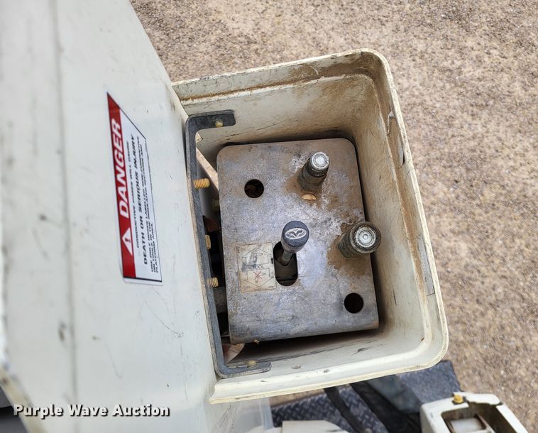 image for item LR9136 2015 Dodge Ram 5500HD  bucket truck