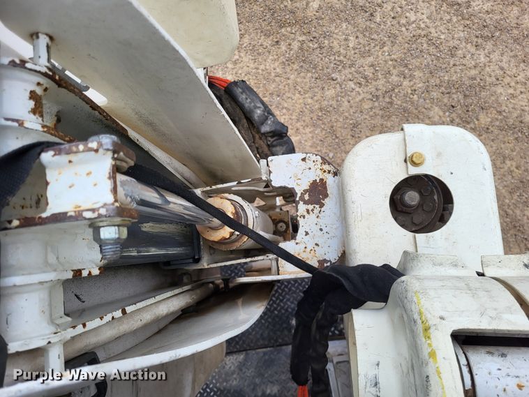 image for item LR9136 2015 Dodge Ram 5500HD  bucket truck