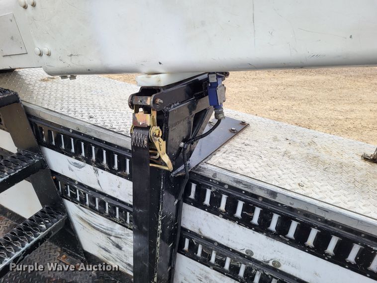 image for item LR9136 2015 Dodge Ram 5500HD  bucket truck