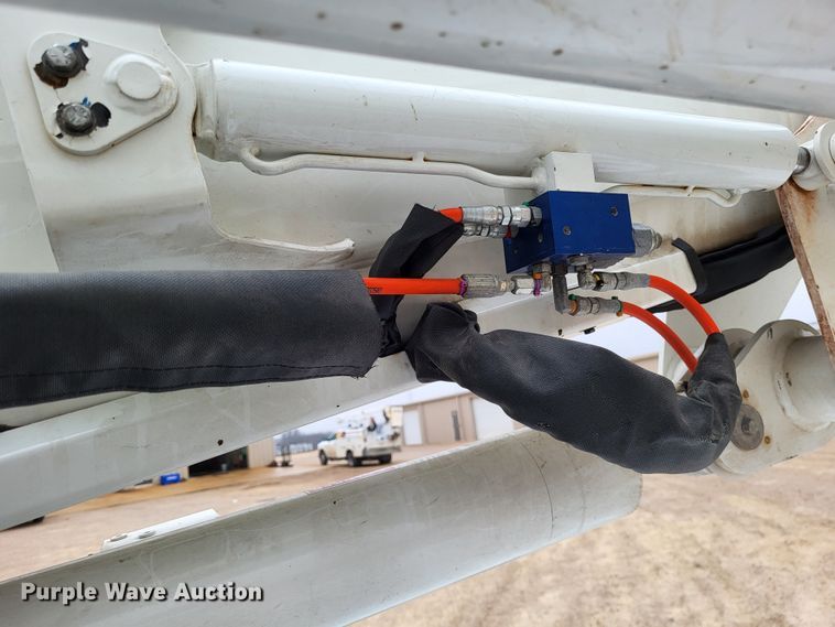 image for item LR9136 2015 Dodge Ram 5500HD  bucket truck