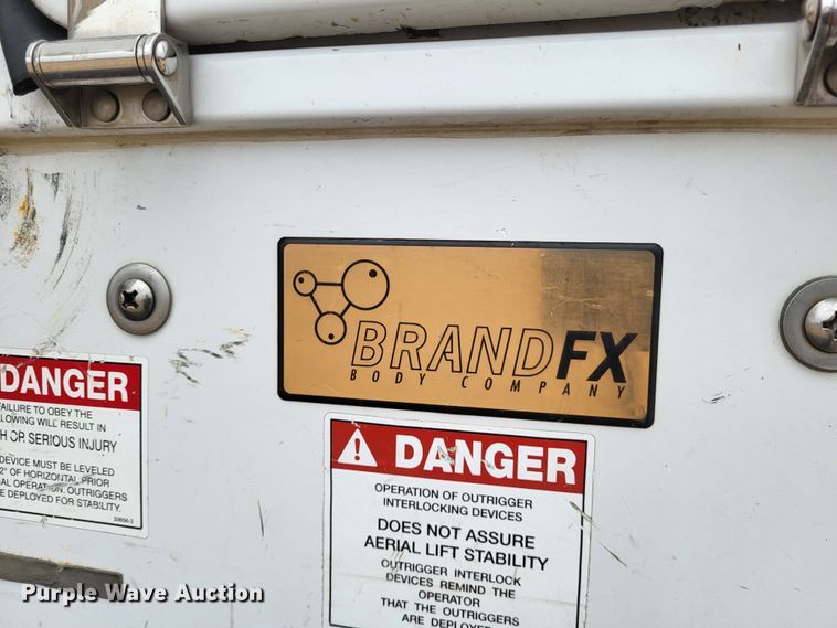 image for item LR9136 2015 Dodge Ram 5500HD  bucket truck