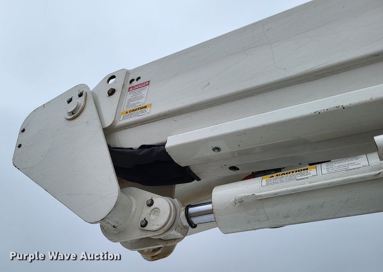 image for item LR9136 2015 Dodge Ram 5500HD  bucket truck