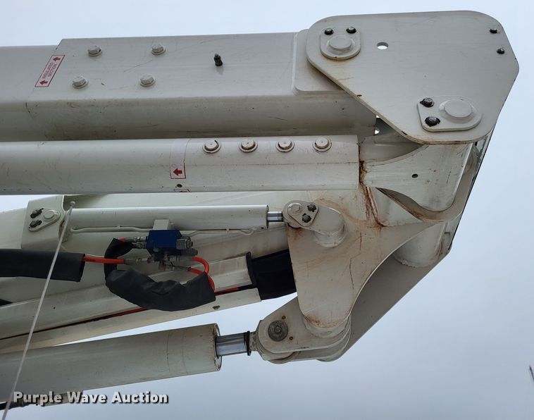 image for item LR9136 2015 Dodge Ram 5500HD  bucket truck