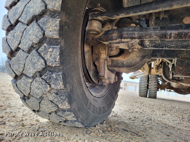 image for item LR9136 2015 Dodge Ram 5500HD  bucket truck