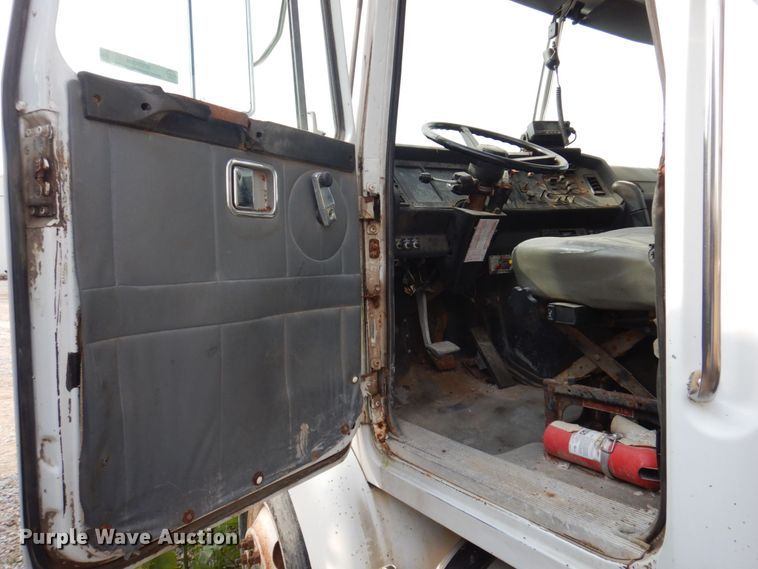 image for item MW9304 1995 White GMC WG  fertilizer delivery truck