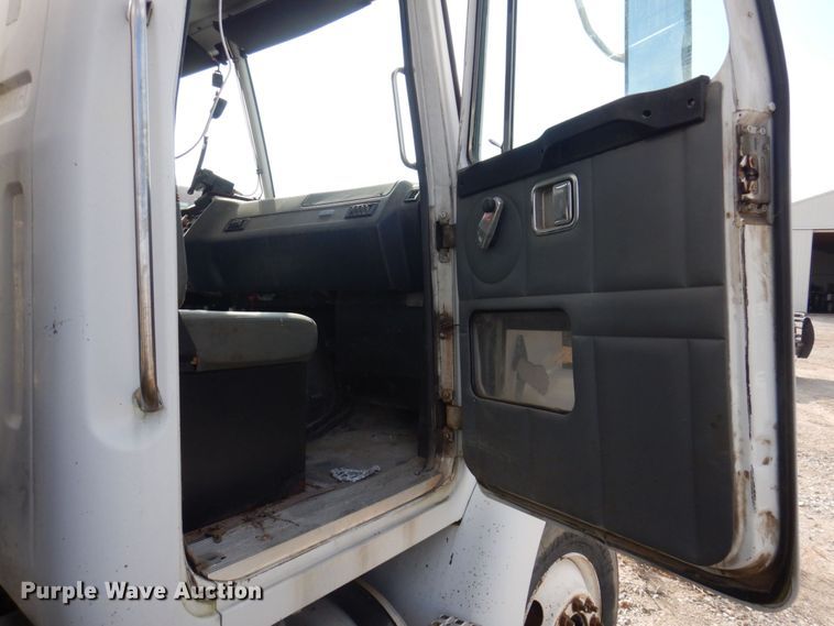 image for item MW9304 1995 White GMC WG  fertilizer delivery truck