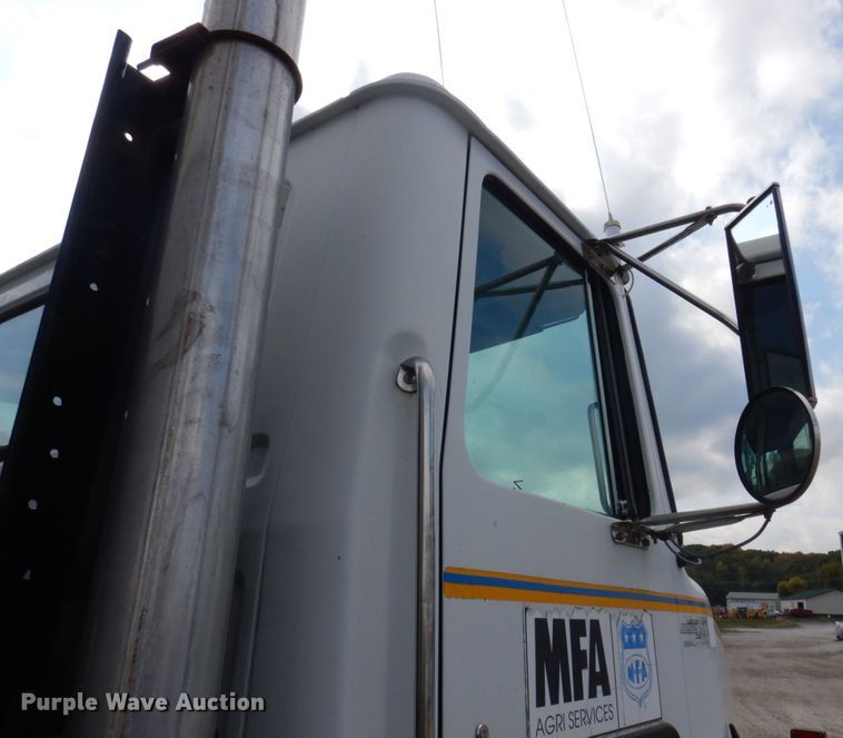 image for item MW9304 1995 White GMC WG  fertilizer delivery truck