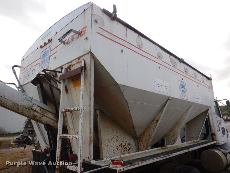 image for item MW9304 1995 White GMC WG  fertilizer delivery truck