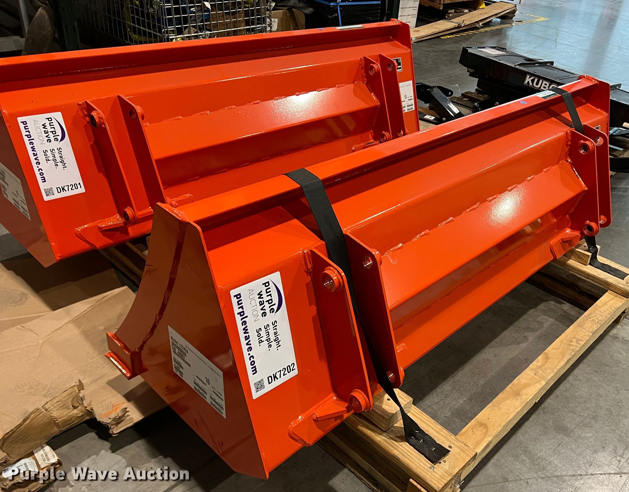 Kubota L2242A bucket in Grapevine, TX Item DK7202 sold Purple Wave