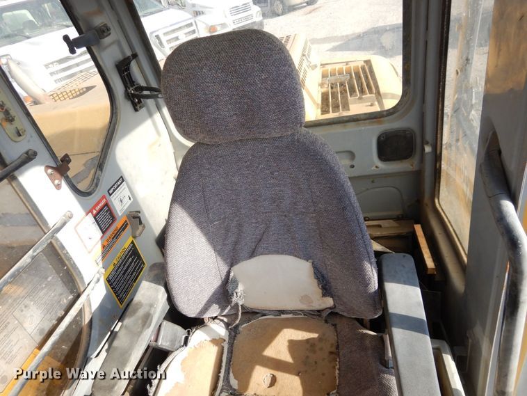 image for item DR8064 1997 John Deere 120  excavator