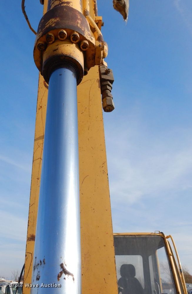 image for item DR8064 1997 John Deere 120  excavator