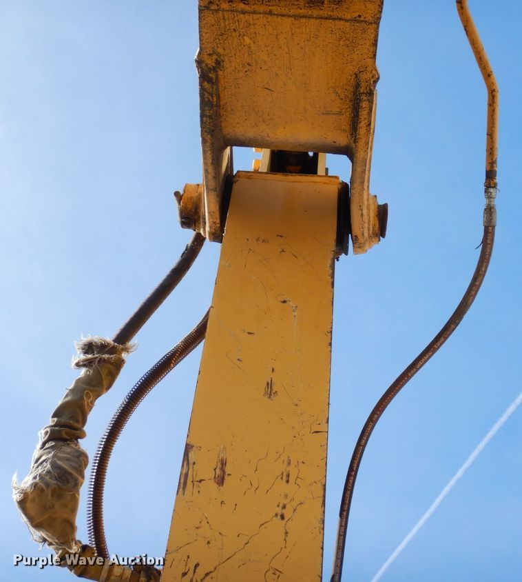 image for item DR8064 1997 John Deere 120  excavator