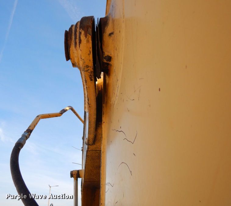 image for item DR8064 1997 John Deere 120  excavator