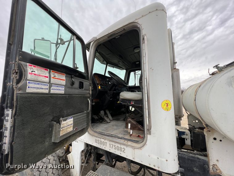 image for item ID9352 2003 Peterbilt 357  ready mix truck