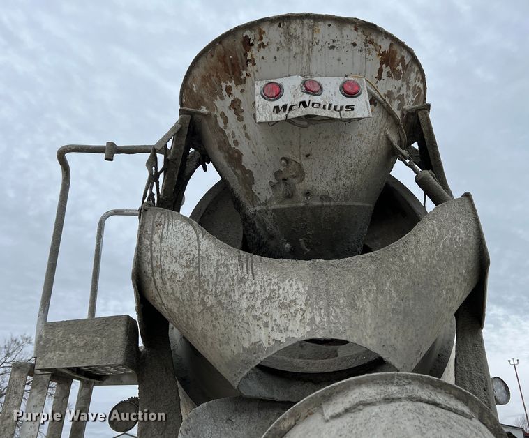 image for item ID9352 2003 Peterbilt 357  ready mix truck