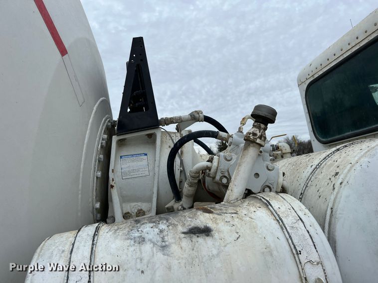 image for item ID9352 2003 Peterbilt 357  ready mix truck