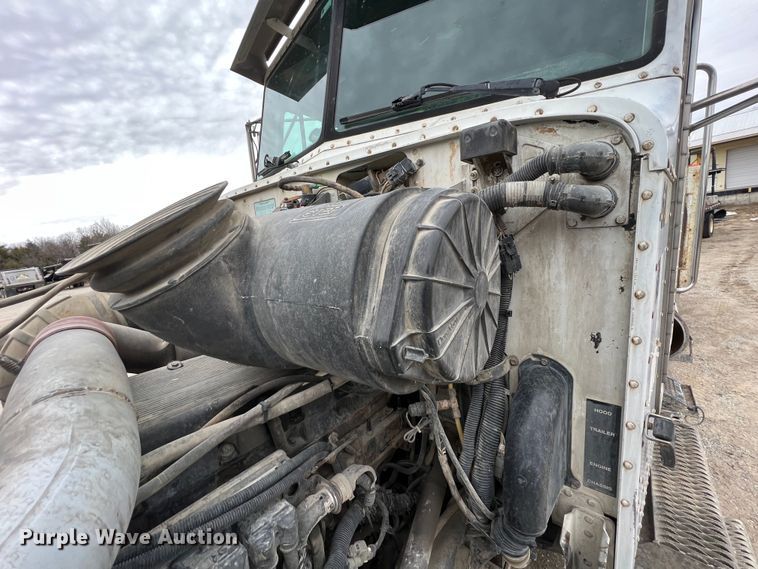 image for item ID9352 2003 Peterbilt 357  ready mix truck