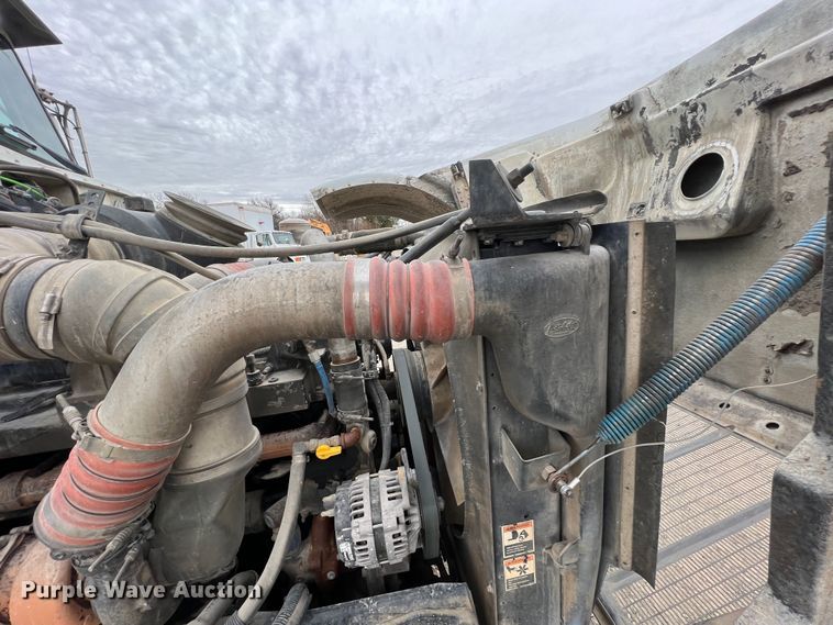 image for item ID9352 2003 Peterbilt 357  ready mix truck