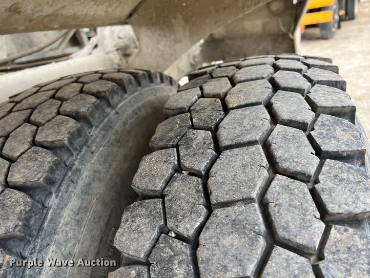 image for item ID9352 2003 Peterbilt 357  ready mix truck