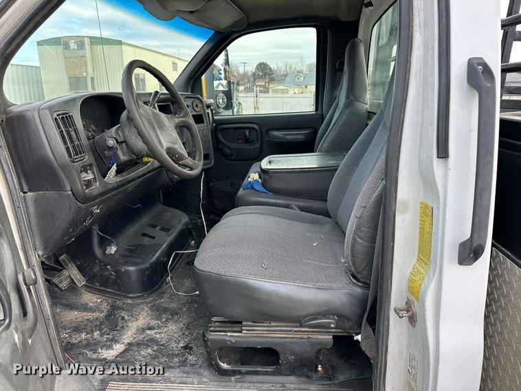 image for item JD9652 2006 GMC C4500  flatbed truck