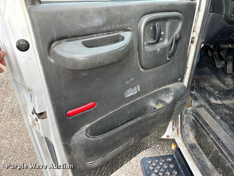 image for item JD9652 2006 GMC C4500  flatbed truck