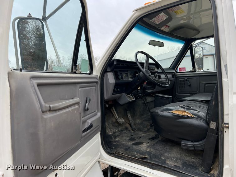 image for item JU9727 1996 Ford F800  utility / service truck