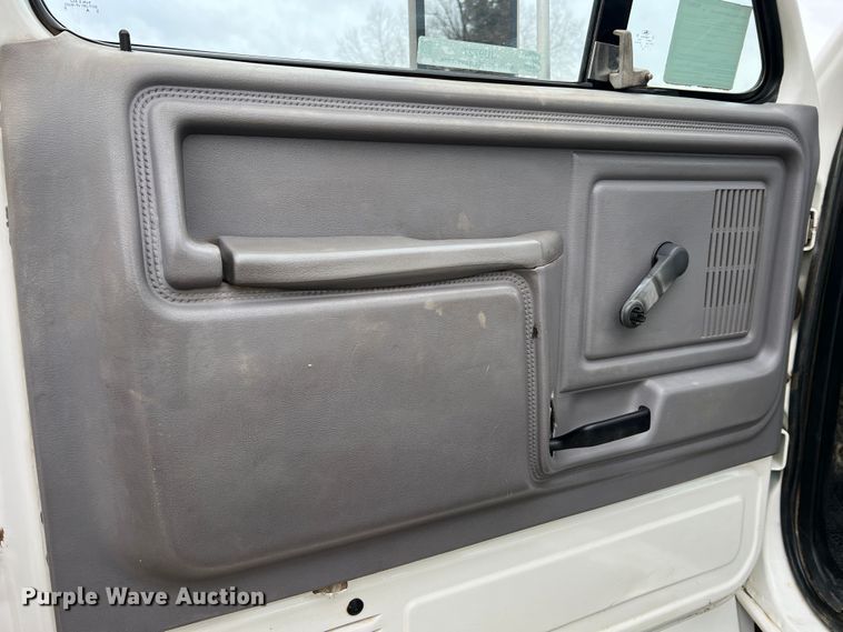 image for item JU9727 1996 Ford F800  utility / service truck