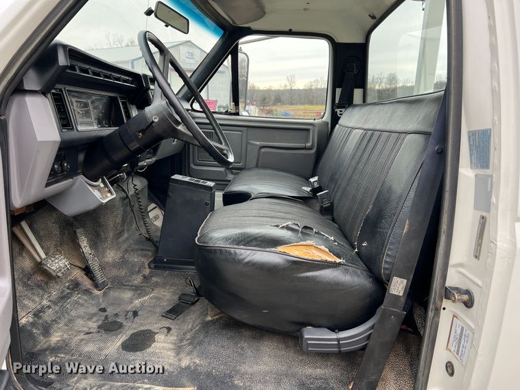 image for item JU9727 1996 Ford F800  utility / service truck