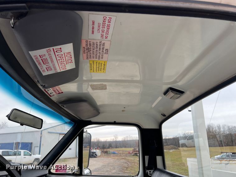 image for item JU9727 1996 Ford F800  utility / service truck