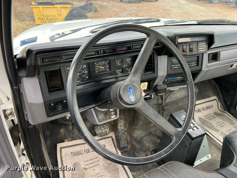 image for item JU9727 1996 Ford F800  utility / service truck