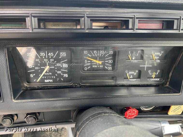 image for item JU9727 1996 Ford F800  utility / service truck