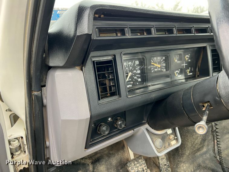 image for item JU9727 1996 Ford F800  utility / service truck