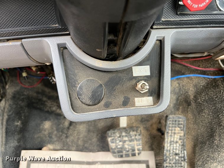 image for item JU9727 1996 Ford F800  utility / service truck