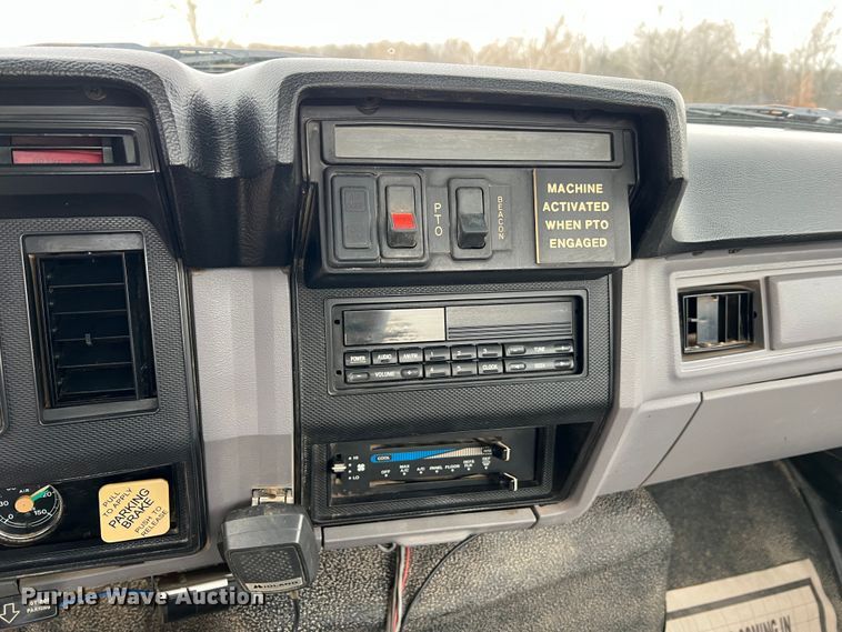 image for item JU9727 1996 Ford F800  utility / service truck