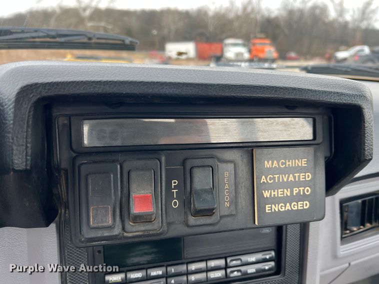 image for item JU9727 1996 Ford F800  utility / service truck