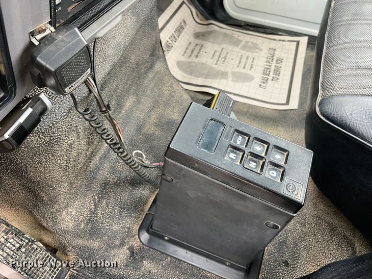 image for item JU9727 1996 Ford F800  utility / service truck