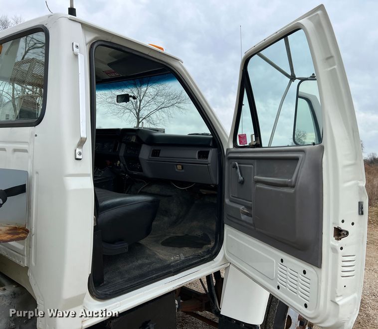 image for item JU9727 1996 Ford F800  utility / service truck