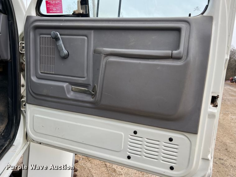 image for item JU9727 1996 Ford F800  utility / service truck