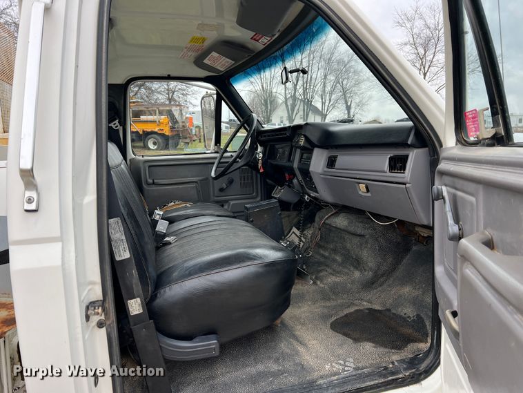 image for item JU9727 1996 Ford F800  utility / service truck