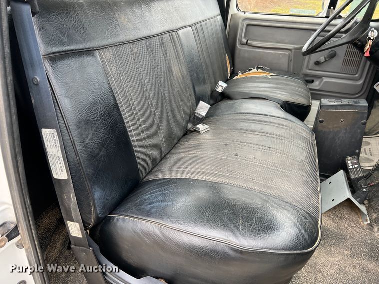 image for item JU9727 1996 Ford F800  utility / service truck