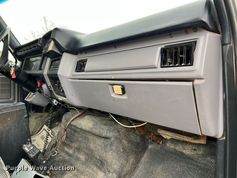 image for item JU9727 1996 Ford F800  utility / service truck