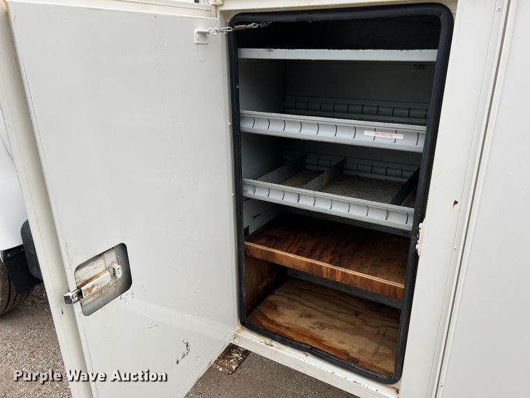 image for item JU9727 1996 Ford F800  utility / service truck